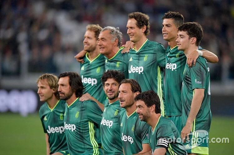 Um dos times, que também contou com a ex-estrela milanista Demetrio Albertini