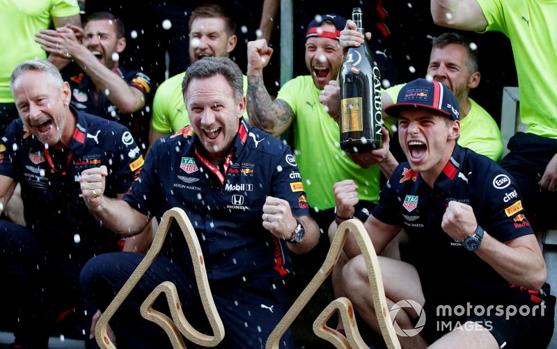 Jonathan Wheatley, Team Manager, Red Bull Racing, Christian Horner, Team Principal, Red Bull Racing, Max Verstappen, Red Bull Racing e il team Red Bull festeggiano la vittoria