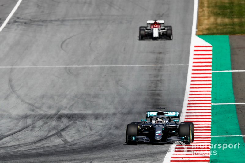 Lewis Hamilton, Mercedes AMG F1 W10, precede Kimi Raikkonen, Alfa Romeo Racing C38