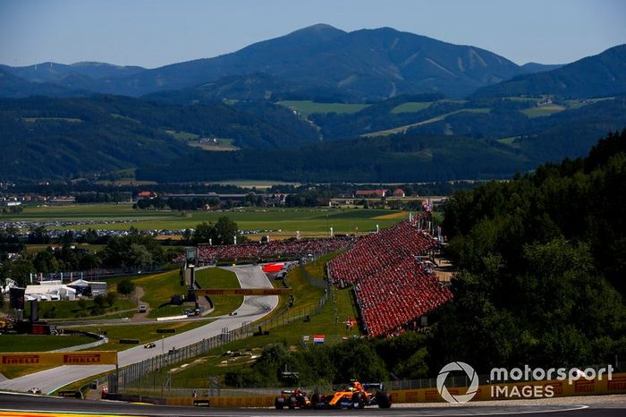 Lando Norris, McLaren MCL34, Pierre Gasly, Red Bull Racing RB15