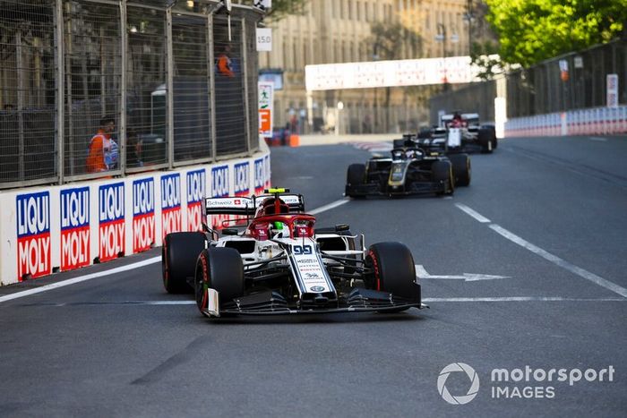 Antonio Giovinazzi, Alfa Romeo Racing C38, Romain Grosjean, Haas F1 Team VF-19 y Kimi Raikkonen, Alfa Romeo Racing C38