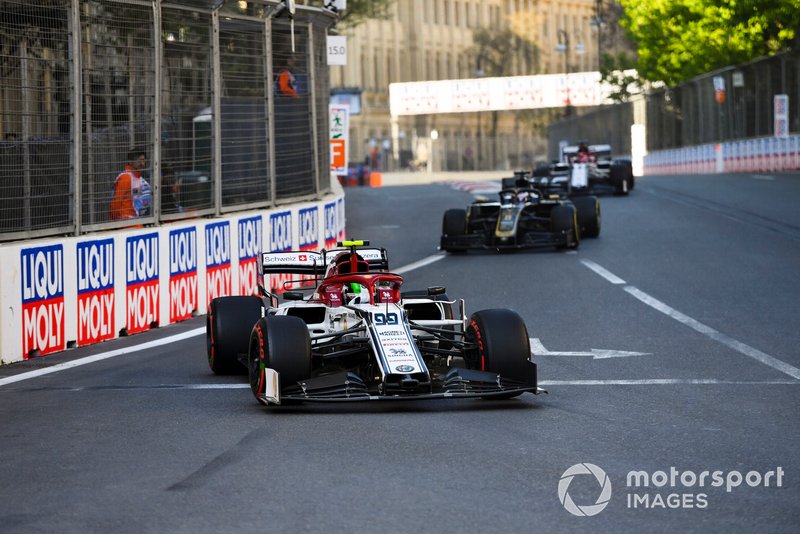 Antonio Giovinazzi, Alfa Romeo Racing C38, precede Romain Grosjean, Haas F1 Team VF-19, e Kimi Raikkonen, Alfa Romeo Racing C38
