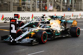 Valtteri Bottas, Mercedes AMG W10, en Lewis Hamilton, Mercedes AMG F1 W10