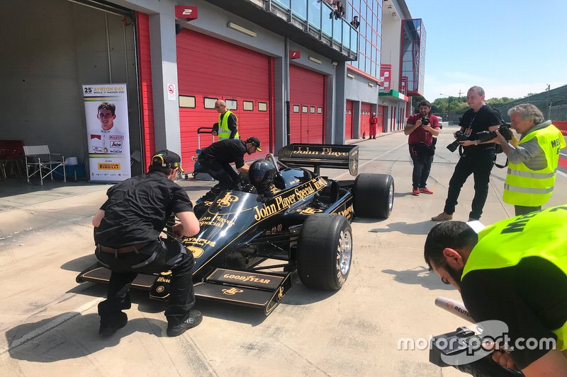 La Lotus 97T di Ayrton Senna, in pit lane