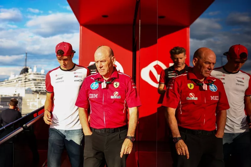  Jock Clear Senior Performance Engineer bij Ferrari met Ollie Bearman, Haas 