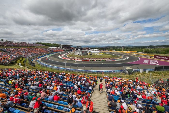 Espectadores llegan para ver el Gran Premio de Hungría de Fórmula Uno