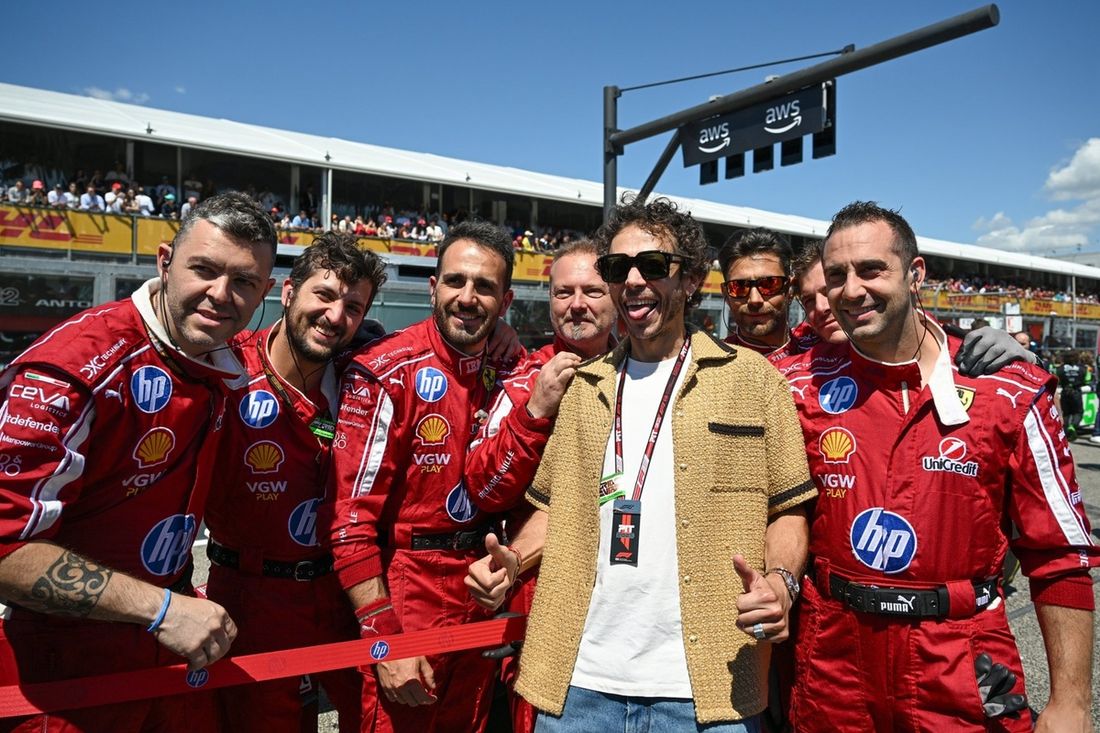 Valentino Rossi pozuje do zdjęcia