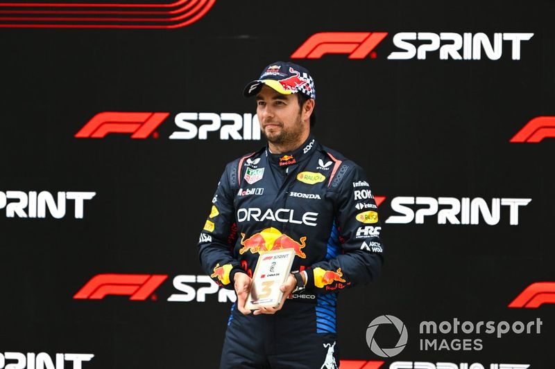 Sergio Perez, Red Bull Racing, 3° posizione, con il trofeo della Sprint Race