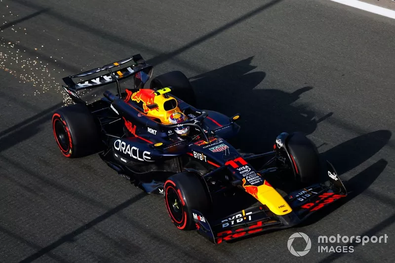 Des étincelles derrière Sergio Perez, Red Bull Racing RB20