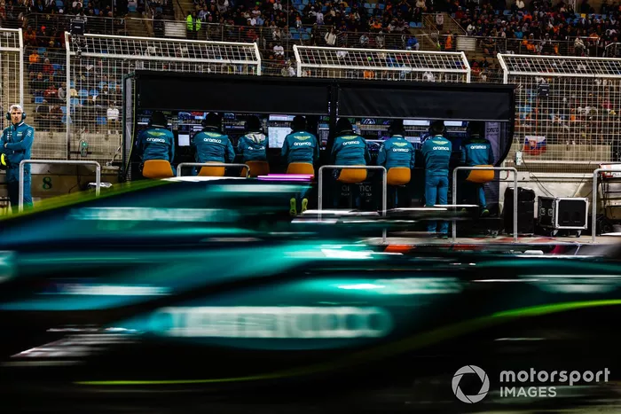 Lance Stroll, Aston Martin AMR24, passe devant les ingénieurs de l'Aston Martin F1 Team sur le muret des stands.