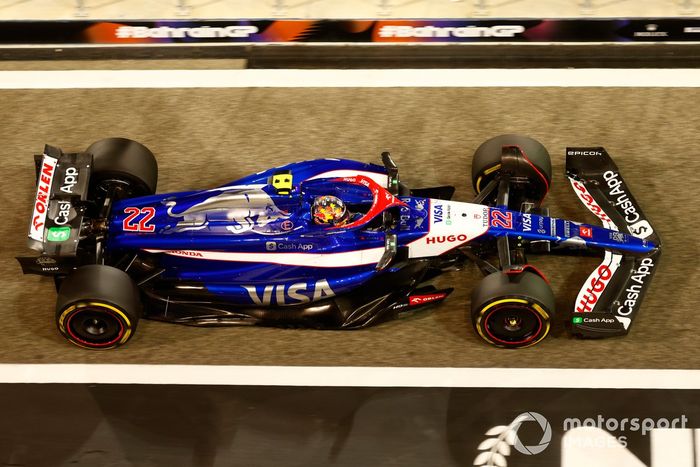 Yuki Tsunoda, RB F1 Team VCARB 01, en boxes