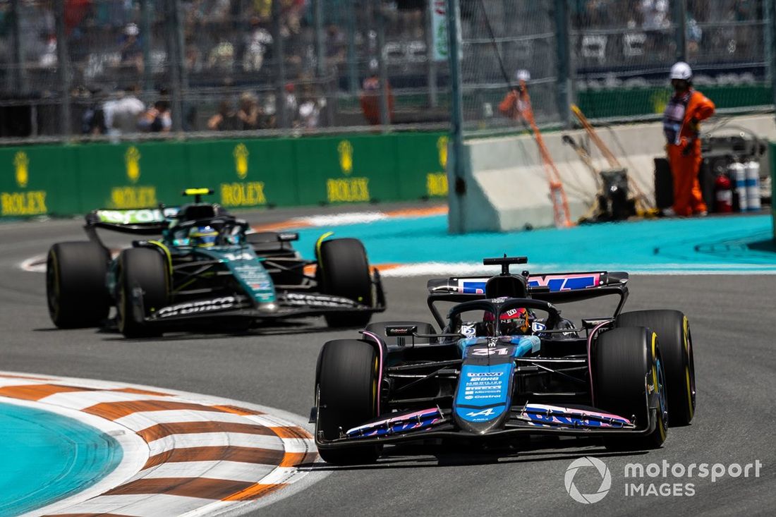 Esteban Ocon, Alpine A524, lidera Fernando Alonso, Aston Martin AMR24