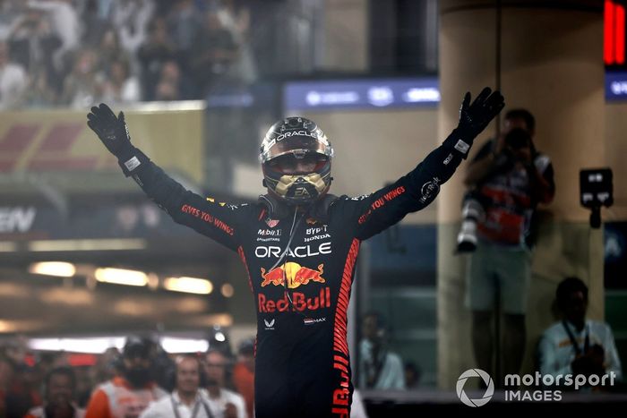 Max Verstappen, Red Bull Racing, 1ª posición, celebra su llegada al Parc Ferme