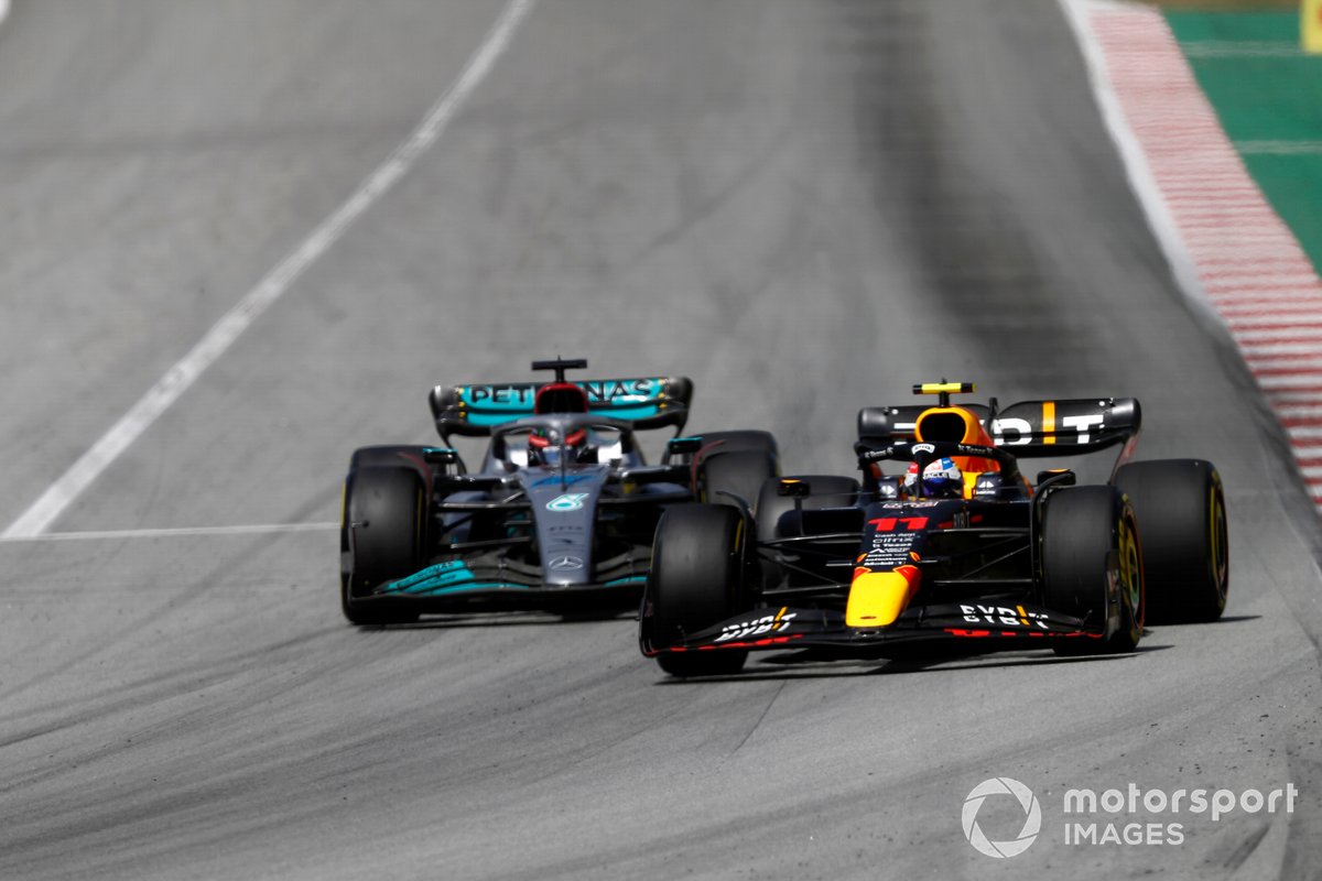 Sergio Pérez, Red Bull Racing RB18, pasa a George Russell, Mercedes W13