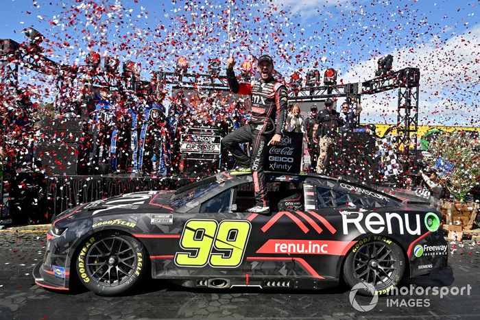 Daniel Suárez, TrackHouse Racing, Onx Homes / Renu Chevrolet Camaro celebra su victoria