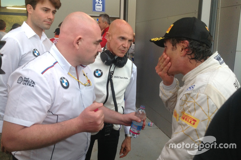 Alex Zanardi, BMW Team Italia, con il team