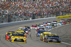 Relance : Matt Kenseth, Joe Gibbs Racing Toyota, Carl Edwards, Joe Gibbs Racing Toyota lead