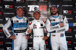 Podium: le deuxième Jean-Karl Vernay, Leopard Racing, Volkswagen Golf GTI TCR; le vainqueur Gianni Morbidelli, West Coast Racing, Honda Civic TCR; le troisième Stefano Comini, Leopard Racing, Volkswagen Golf GTI TCR
