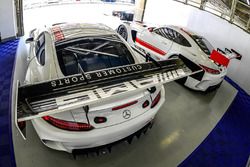 Mercedes-AMG Driving Academy Team-AAI garage atmosphere