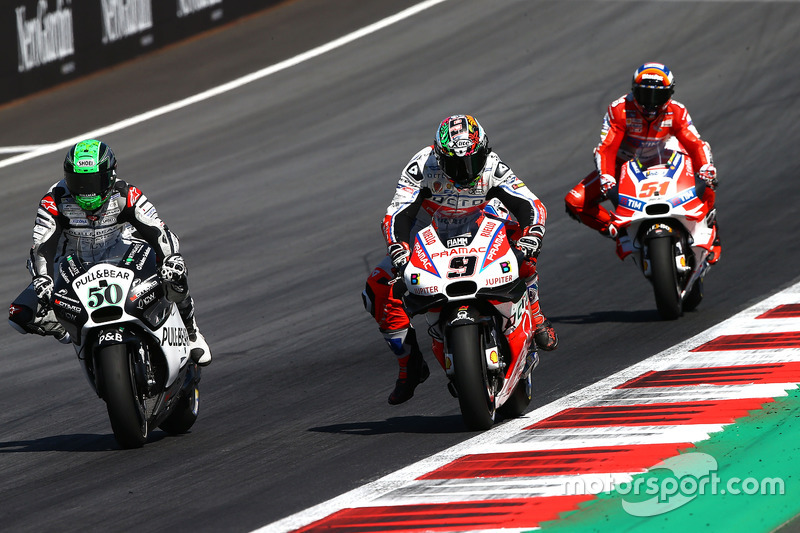 Danilo Petrucci e Eugene Laverty se envolveram em um toque na última curva, com Laverty levando a pior e abandonando. Petrucci foi punido após a prova e perde três posições no grid em Brno.