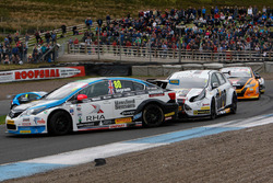 Crash, Tom Ingram, Speedworks Motorsport and Mat Jackson, Motorbase Performance