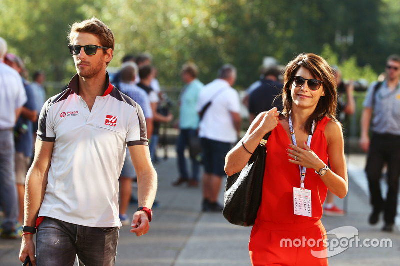 (L n. R): Romain Grosjean, Haas F1 Team mit seiner Frau Marion Jolles Grosjean, TF1 TV Moderatorin