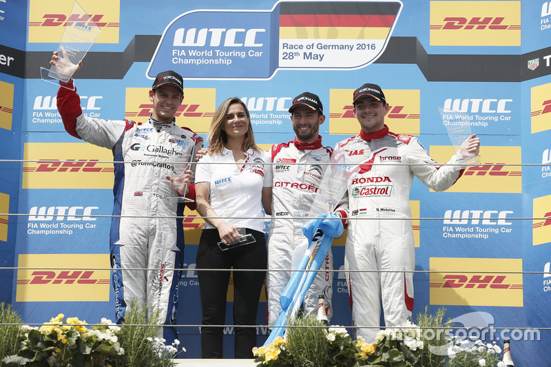 Podio carrera 2: segundo lugar Tom Chilton, Sébastien Loeb Racing, Citroën C-Elysée WTCC; ganador de