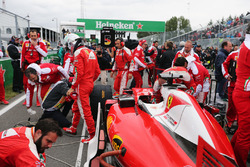 Себастьян Феттель, Ferrari SF16-H на стартовой решетке