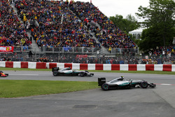 Nico Rosberg, Mercedes AMG F1 W07 Hybrid runs wide at the start of the race