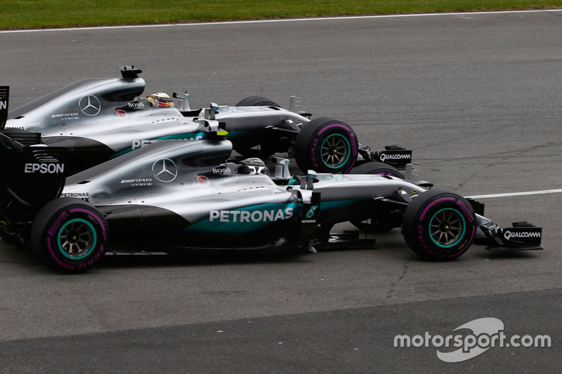 Lewis Hamilton, Mercedes AMG F1 W07 Hybrid y Nico Rosberg, Mercedes AMG F1 W07 Hybrid en la arrancad