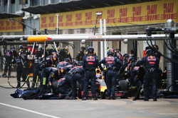 Max Verstappen, Red Bull Racing RB12 makes a pit stop