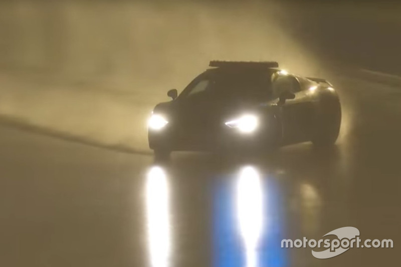 Yannick Dalmas en el coche de seguridad en Le Mans (captura de pantalla)