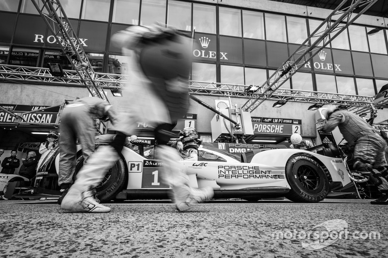 Práctica de pit stop para #1 Porsche Team Porsche 919 Hybrid: Timo Bernhard, Mark Webber, Brendon Hartley