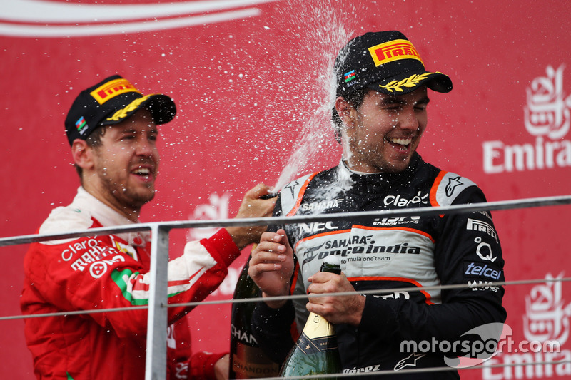 Podio: Sebastian Vettel, Ferrari celebra su segundo lugar con el tercer lugar Sergio Pérez, Sahara Force India F1