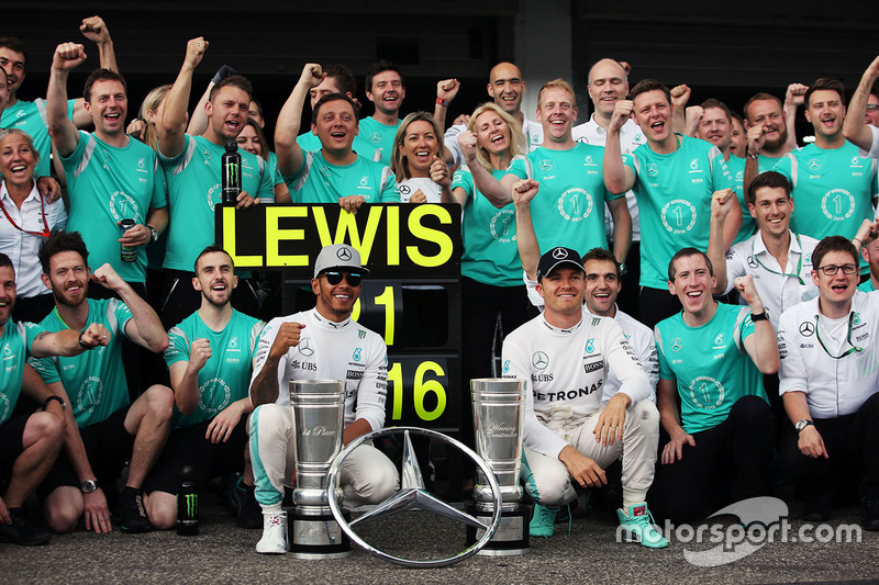... e posar com um sorriso amarelo junto à equipe e ao companheiro de equipe na foto oficial da Mercedes após a prova.