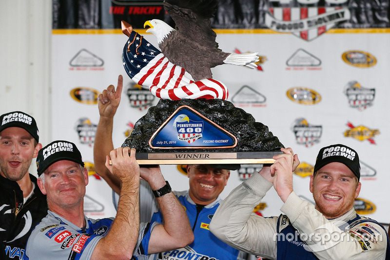 Winner Chris Buescher, Front Row Motorsports Ford, Bob Osborne, crew chief