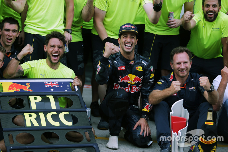 Podyum: 1. Daniel Ricciardo, Red Bull Racing ve Max Verstappen, Red Bull Racing, Dr Helmut Marko, Re