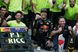 Il vincitore della gara Daniel Ricciardo, Red Bull Racing festeggia con il compagno di squadra Max V
