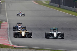 Jolyon Palmer, Renault Sport F1 Team RS16 et Nico Rosberg, Mercedes AMG F1 W07 Hybrid en lutte pour une position