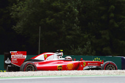 Kimi Raikkonen, Ferrari SF16-H spins off the circuit