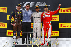 Le vainqueur Lewis Hamilton, Mercedes AMG F1 fête sa victoire sur le podium avec le deuxième Max Verstappen, Red Bull Racing et le troisième Kimi Raikkonen, Ferrari