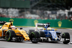(L to R): Kevin Magnussen, Renault Sport F1 Team RS16 and Marcus Ericsson, Sauber C35 battle for pos
