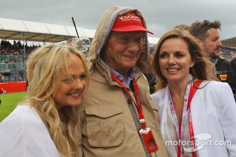 Niki Lauda, Mercedes Non-Executive Chairman on the grid with Emma Bunton, Singer (Left) and Geri Halliwell, Singer (Right)