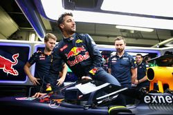 Daniel Ricciardo, Red Bull Racing RB12 monte dans la monoplace avec l'Aeroscreen