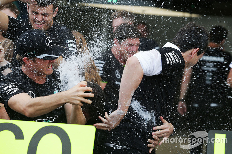 Mercedes celebra el campeonato de constructores de F1 2016