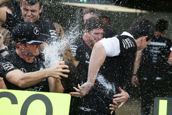 Race winner Nico Rosberg, Mercedes AMG F1 celebrates the Constructors' title with Toto Wolff, Merced