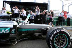 Winnaar Nico Rosberg, Mercedes AMG F1 Team W07, in de pitstraat