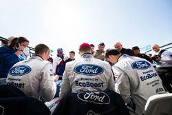 #66 Ford Chip Ganassi Racing Team UK Ford GT: Billy Johnson, Stefan Mücke, Olivier Pla, signs autographs for the fans