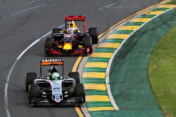 Nico Hulkenberg, Sahara Force India F1 VJM09 and Daniel Ricciardo, Red Bull Racing RB12