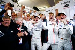 Les vainqueurs #2 Porsche Team Porsche 919 Hybrid: Romain Dumas, Marc Lieb celebrate